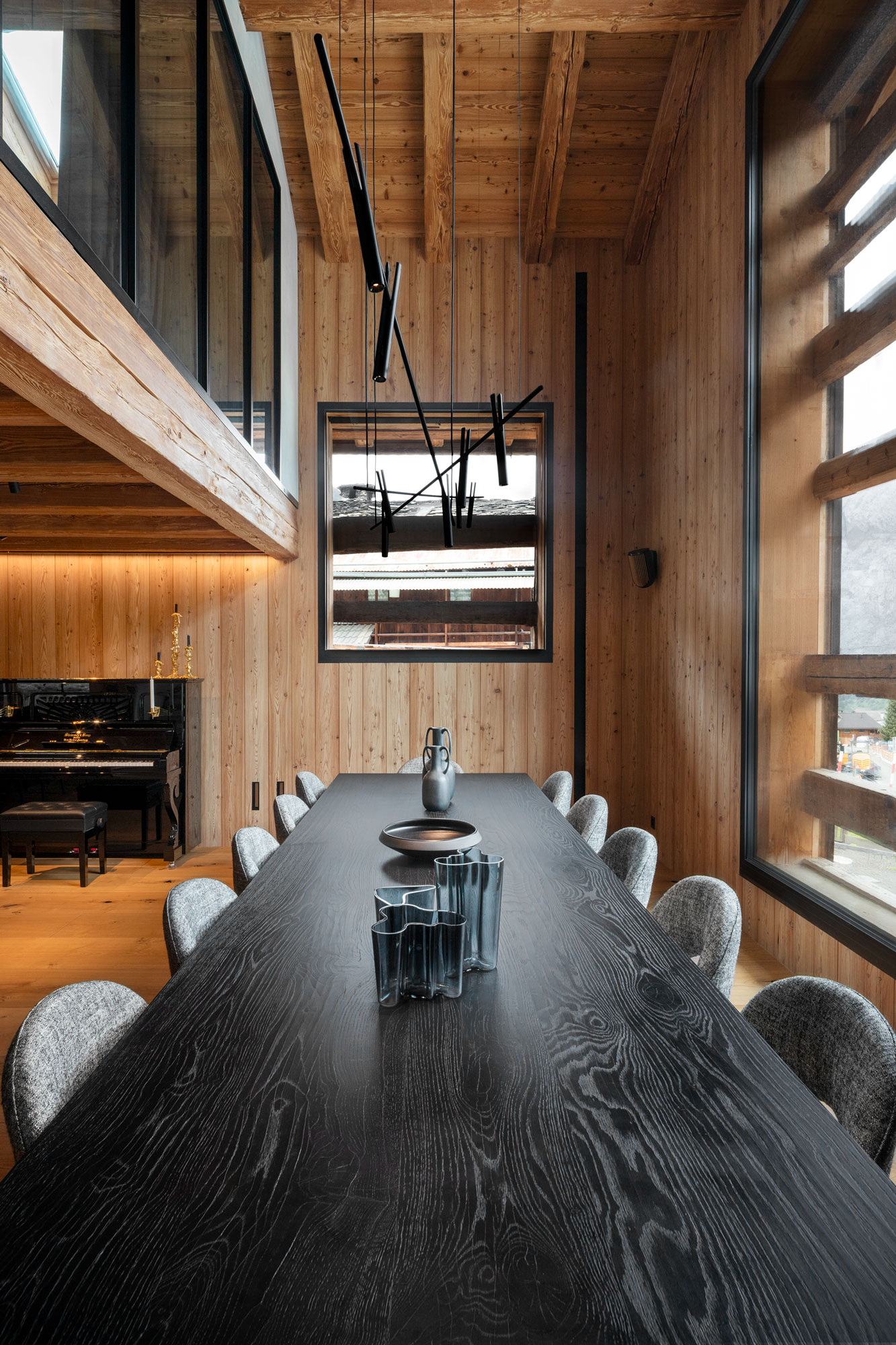 Salle à manger lumineuse avec haut plafond vue Valais